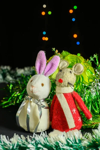 Liebre Juguete Rata Sobre Fondo Flores Concepto Navidad Año Nuevo —  Fotos de Stock