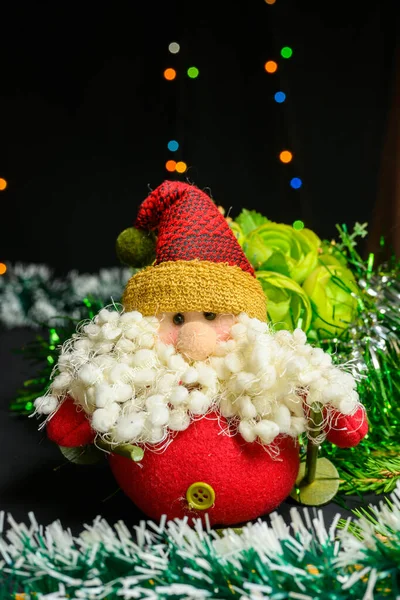 Jouet Père Noël Avec Une Grande Barbe Sur Fond Guirlande — Photo