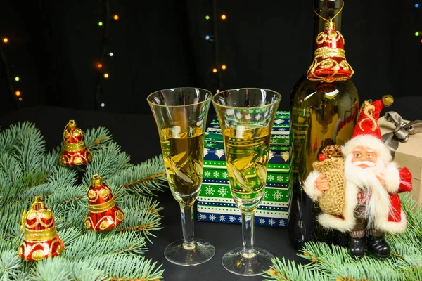 Verres Remplis Vin Mousseux Décorés Cloches Noël Nouvel Concept Sur — Photo