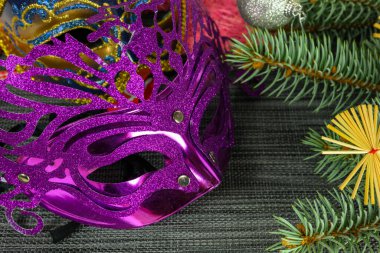 Mor maske, köknar dalları ve dekorasyonlar. Noel ve Yeni Yıl kavramı.
