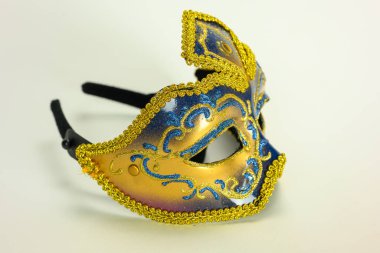 Beyaz arka planda karnaval maskeli balosu için altın Venedik maskesi. Noel ve Yeni Yıl kavramı.