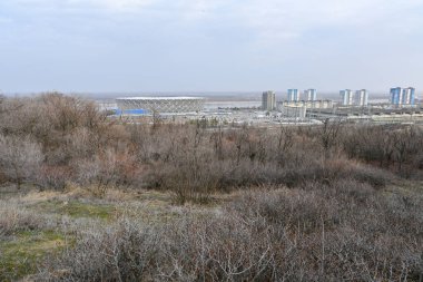 Volgograd, Rusya - 13 Haziran 2021: Mamayev Kurgan 'dan Volgograd şehrine panoramik bakış.