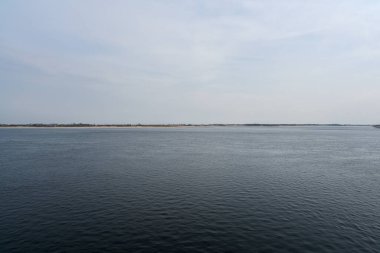 Volgograd, Rusya - 13 Haziran 2021 Volga Nehri manzarası Volgograd 'ın merkez setinden bulutlu havada.