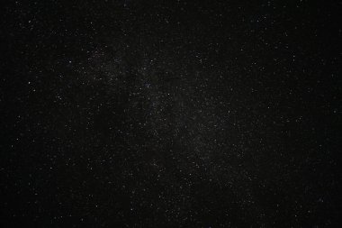 Doğadaki şehirlerden uzakta parlak gece yıldızları. Aktif hafta sonu tatili vahşi doğa.