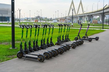 Kazan, Rusya - 20 Ağustos 2021: Elektrikli scooter park yeri. Şehirleri ve manzaraları keşfetmek için yeni ve popüler bir ulaşım aracı. Çevre dostu ulaşım.