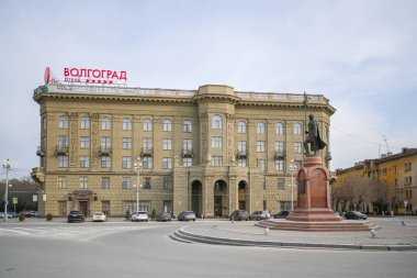 Volgograd, Rusya - 15 Haziran 2021: 5. Volgograd Oteli 1890 'da Voronin tarafından inşa edildi. Savaş sırasında yıkıldı ve 1955 'te yeniden inşa edildi..
