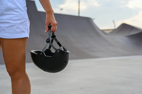 Woman Holds Safety Helmet Riding Extreme Park Close Skate Park — Stock Photo, Image