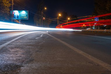 Hareket bulanıklığı olan otoban gece görüşü. Gece yolu. Ulyanovsk (Simbirsk), Rusya - 25 Eylül 2021.