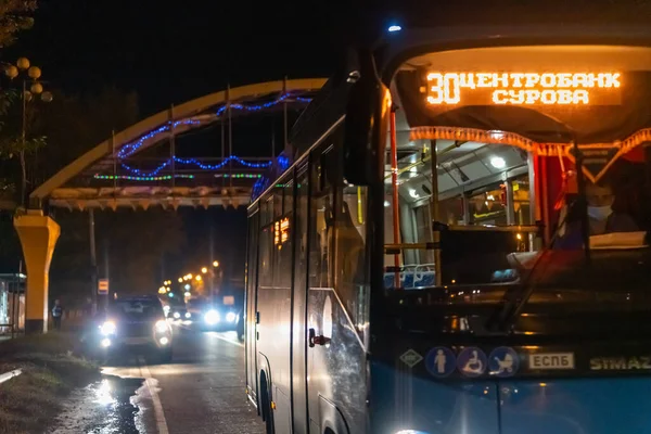 Transport Publiczny Tle Mostu Nocy Nocna Autostrada Uljanowsk Rosja Września — Zdjęcie stockowe