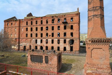 Volgograd, Rusya - 30 Mayıs 2021: Değirmenin kalıntıları. Gerhardt 's Mill ya da Grudinin' s Mill. Stalingrad Savaşı sırasında yıkılan ve restore edilmeyen bir buhar değirmeni..