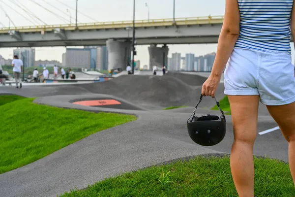 Žena Drží Bezpečnostní Helmu Jízdě Extrémním Parku Detailní Záběr Skate — Stock fotografie