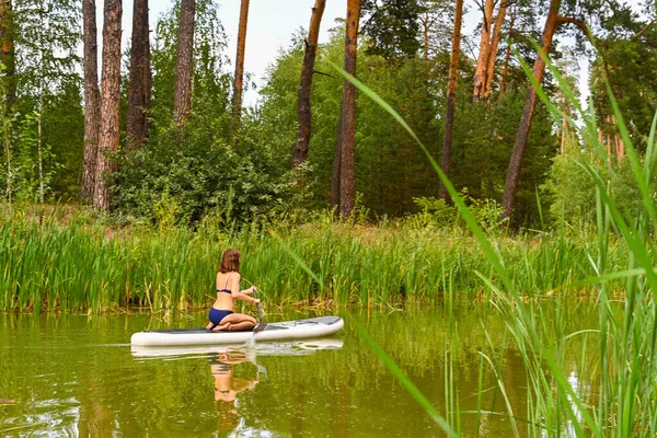 Une Femme Conduit Sur Sup Board Travers Canal Étroit Entouré — Photo
