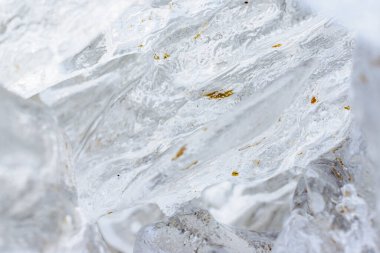 Buz kristallerinin alışılmadık şekilleri ve dokuları fotokopi uzayı ile sığ. Kış ve bahar manzarası.