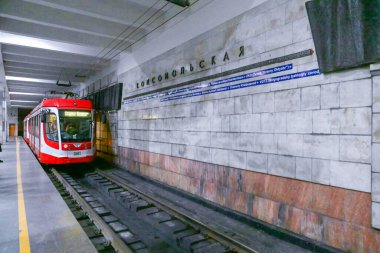Volgograd, Rusya - 26 Mayıs 2021: Metrotram, veya Komsomolskaya 'daki yeraltı tramvayı. Forbes dergisi Volgograd metro tramvayını gezegendeki en ilginç tramvay rotaları listesine ekledi..