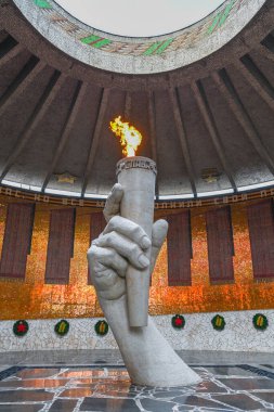 Volgograd 'da sonsuz alev. Zafer Panteonundaki Şeref Muhafızları Volgograd 'da Mamayev Kurgan' daki Stalingrad Muharebesi kahramanlarına.