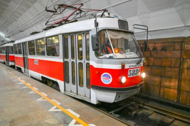 Volgograd, Rusya - 10 Nisan 2021: Metrotram, ya da Lenin Meydanı 'ndaki metro. Forbes dergisi Volgograd metro tramvayını gezegendeki en ilginç tramvay rotaları listesine ekledi..