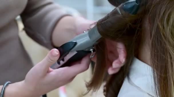 Güzellik Salonunda Saç Şekillendirme Için Kıvırcık Saçlı Esmer Kadın Şefi — Stok video