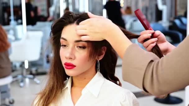 Belle Femme Brune Dans Salon Coiffure Fait Une Coupe Cheveux — Video