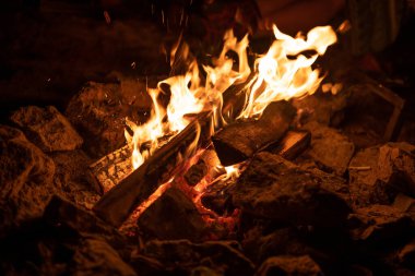 Şenlik ateşi. Yangını. Alevler. Yakacak odun..