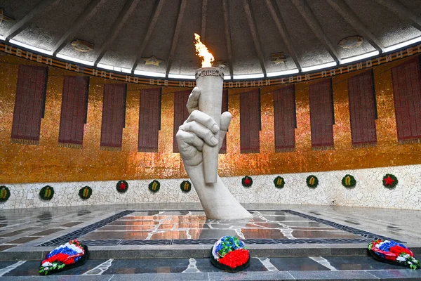 볼고그라드에서 영원 한 불꽃. 영광의 판테온에 있는 영예의 수호자는 볼고그라드에 있는 마마야 예프 쿠르간 전투 영웅들에게. — 스톡 사진
