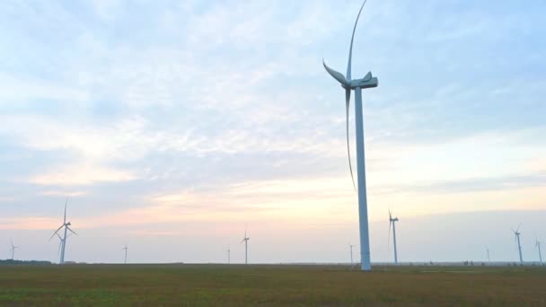 Turbina Eólica Parque Eólico Alta Mar Campo Verde Contra Sol — Vídeos de Stock