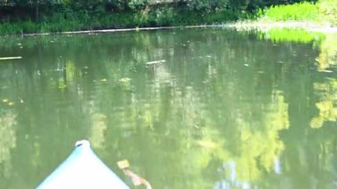 Fırtınalı bir nehirde kayak yaparken.