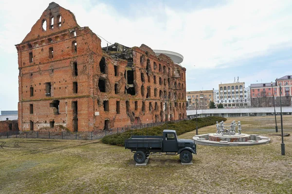 Die Ruinen der Mühle. Gerhardts Mühle oder Grudinins Mühle - ein Dampfmühlengebäude, das in den Tagen der Schlacht von Stalingrad zerstört und nicht restauriert wurde. — Stockfoto