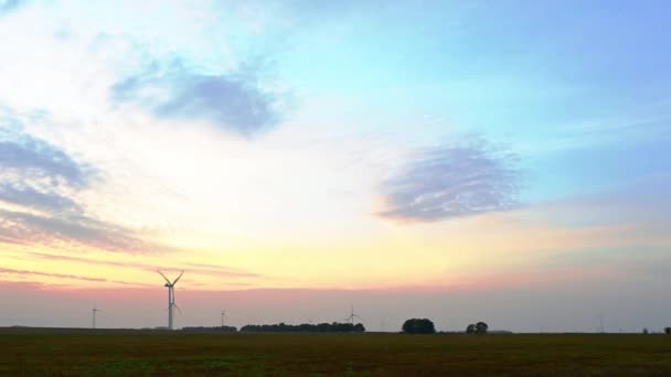 Turbina Eólica Parque Eólico Offshore Campo Verde Contra Sol Baixo — Vídeo de Stock