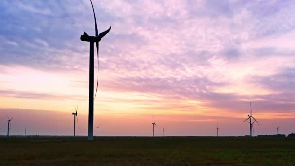 Windturbine Een Offshore Windpark Het Groene Veld Tegen Lage Zon — Stockvideo