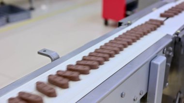 Çikolatalı konveyör. Çikolata Fabrikası.