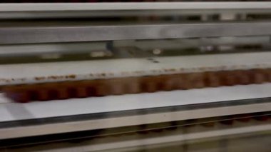 Çikolata dağıtımı için ekipman. Bir şekerleme fabrikasında çikolata üretimi.