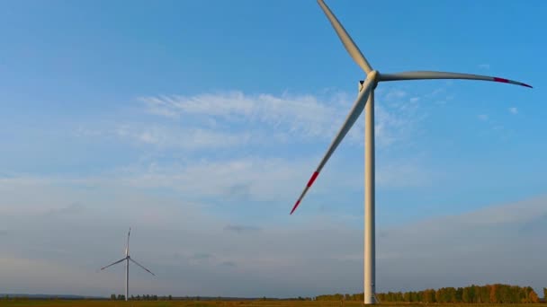 Turbina Eólica Parque Eólico Offshore Campo Verde Contra Sol Baixo — Vídeo de Stock