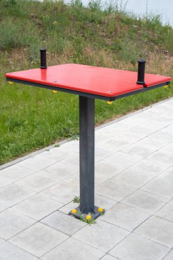 Ulyanovsk, Rusya - 25 Temmuz 2021: Şehir sokaklarında spor simülatörleri. Sağlıklı yaşam tarzlarının tanıtımı.