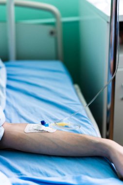 İğneye bağlı bir iğne ve tüp ile kolun yakın çekimi. Kan bağışı süreci. Askeri hastane..