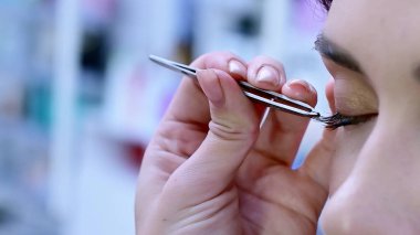 Güzel esmer kadının güzellik salonunda kirpik uzantıları var..