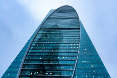 Moskova, Rusya - 18 Ocak 2022: Moskova-Şehir Moskova 'da bir iş merkezidir. Kar yağışı sırasında modern şirket binalarının tepeleri. Gökdelenlerin düşük açılı görüntüsü.