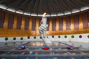 Volgograd, Rusya - 30 Mayıs 2021: Sonsuz alev. Askeri Şeref Salonundaki Şeref Muhafızları Volgograd 'daki Mamayev Kurgan' daki Stalingrad Muharebesi Kahramanları 'na..