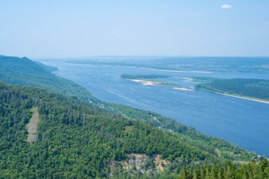 Volga Nehri kıyısında, Zhigulevsk kasabası yakınlarında. Zhiguli dağları. Samarskaya Luka. Yaz.