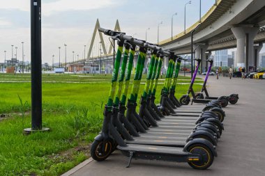 Kazan, Rusya - 20 Ağustos 2021: Elektrikli scooter park yeri. Şehirleri ve manzaraları keşfetmek için yeni ve popüler bir ulaşım aracı. Çevre dostu ulaşım.
