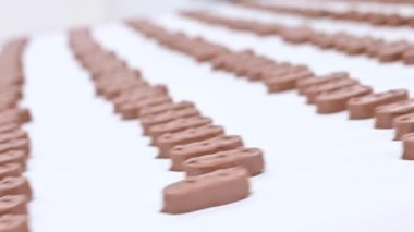 Çikolatalı konveyör. Çikolata Fabrikası.