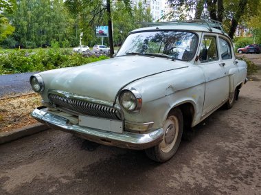 Şehrin sokaklarındaki Retro Car, 50 yıldan fazla bir süre önce piyasaya sürüldü.. 