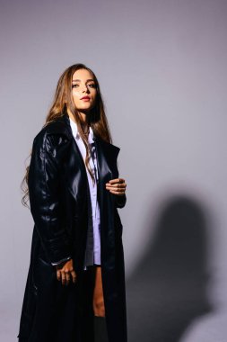 Kadın casus ajan koruması. Dalgın bakışlı, uzun saçlı, mavi gözlü ve sert ışıklı güzel bir genç kız. Kopyalama alanı olan güvenlik ajanı.