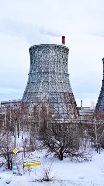 Gaz Elektrik Santralini Soğuk Bir Kış Gününde Büyük Borular Duman — Stok video