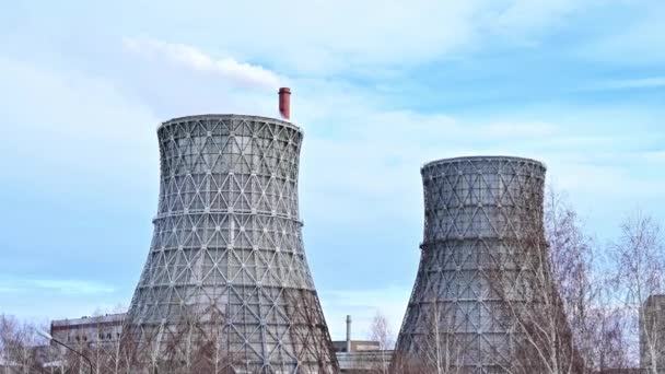 Mroźny Zimowy Dzień Gazociąg Połączony Elektrownią Dużymi Rurami Dymem Parą — Wideo stockowe