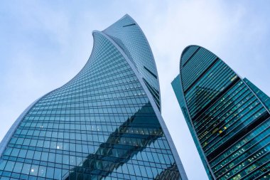 Moskova, Rusya - 18 Ocak 2022: Moskova-Şehir Moskova 'da bir iş merkezidir. Kar yağışı sırasında modern şirket binalarının tepeleri. Gökdelenlerin düşük açılı görüntüsü.