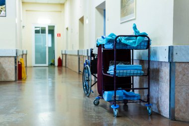 Sedyeler, tekerlekli sandalyeler, kan nakli için tıbbi ekipmanlar, bağış ve damlalar. Askeri hastane..