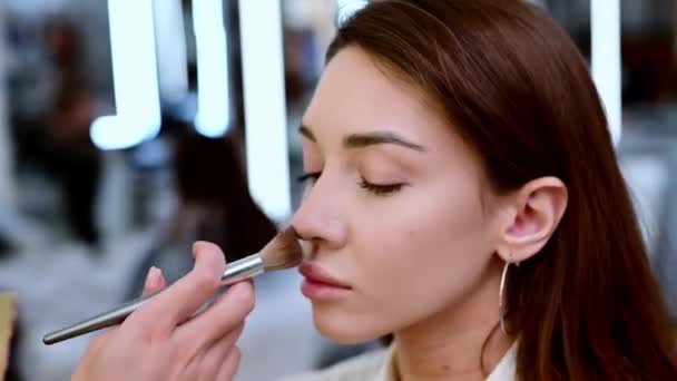 Beautiful Brunette Woman Dusted Toned Brush Beauty Salon — Vídeo de Stock