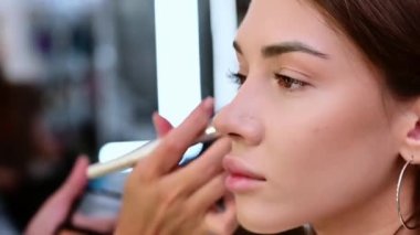 Güzeller güzeli esmer kadın güzellik salonunda.