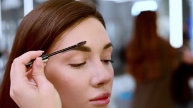 Güzeller güzeli esmer kadın güzellik salonunda.