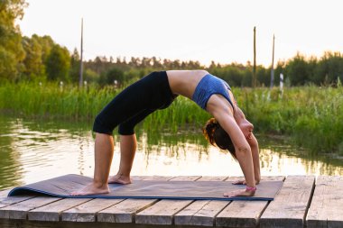 Kadın, doğa üzerinde sağlıklı bir yaşam tarzına sahiptir. Sağlıklı yaşam tarzı.